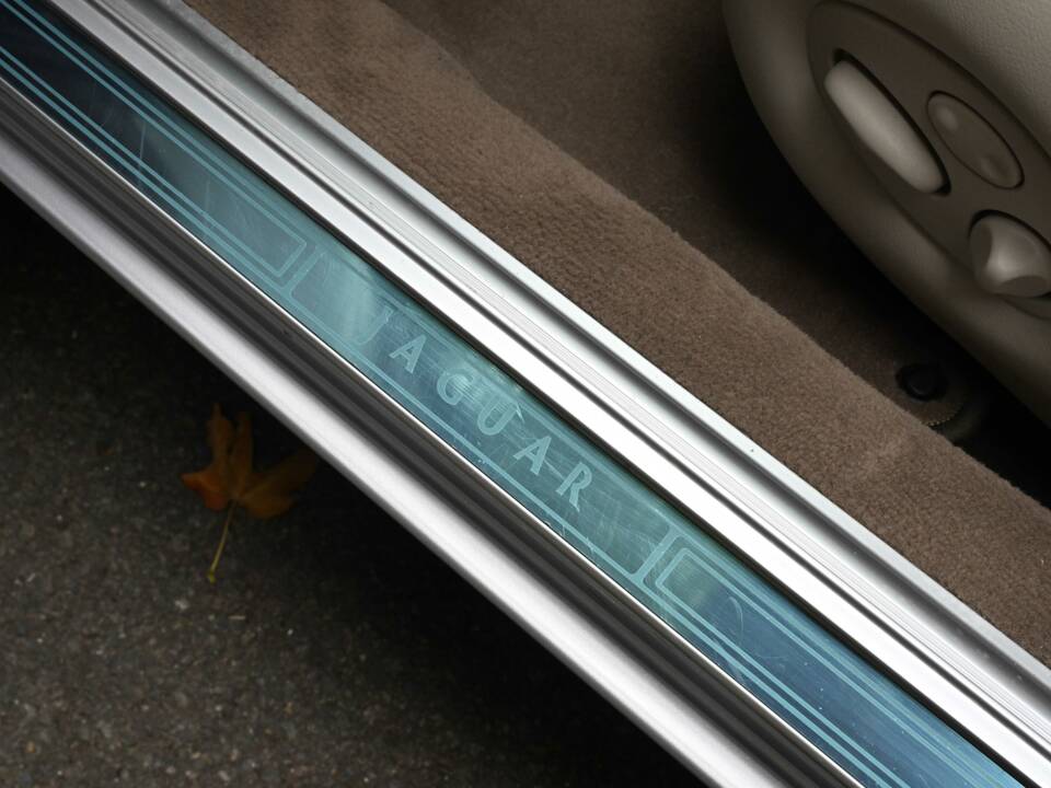 Immagine 29/50 di Jaguar XJ 8 Executive (2002)