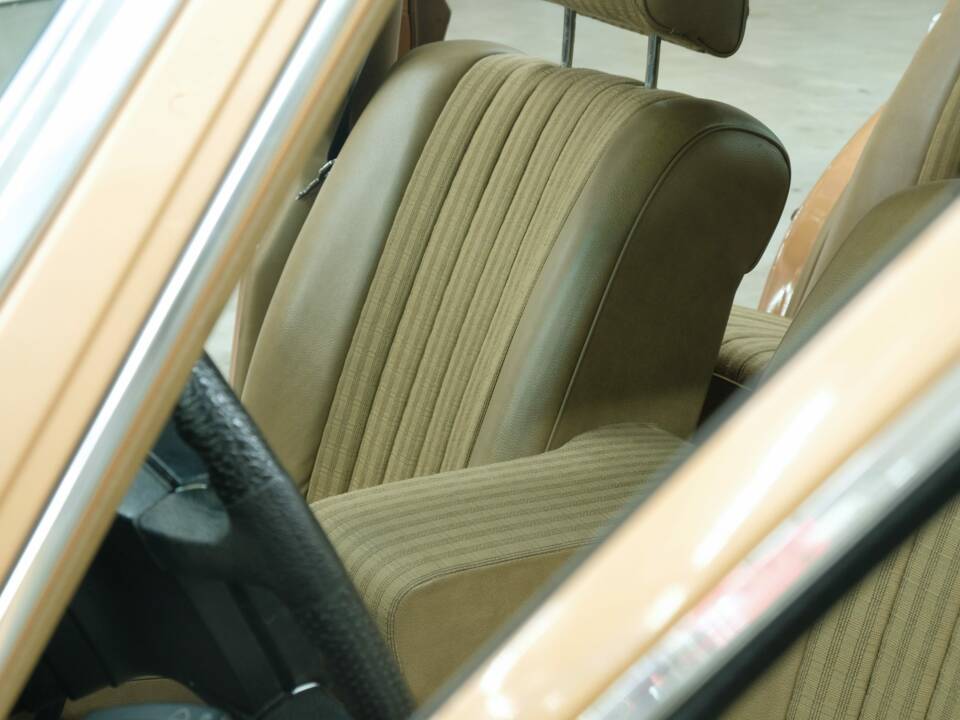 Image 33/50 de Mercedes-Benz 350 SE (1973)