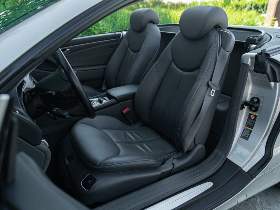 Image 40/50 of Mercedes-Benz SL 350 (2005)