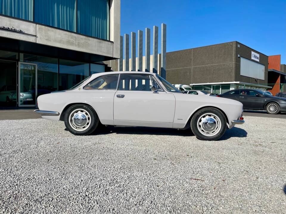 Image 36/47 de Alfa Romeo 1750 GT Veloce (1968)