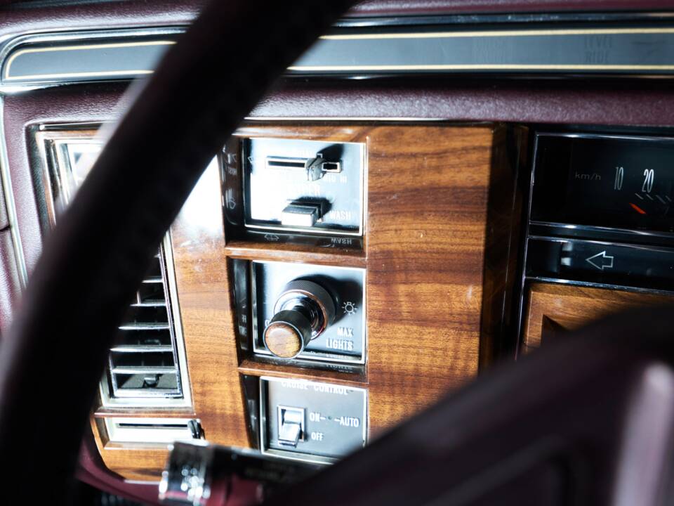 Image 44/58 of Cadillac Brougham Elegance (1988)
