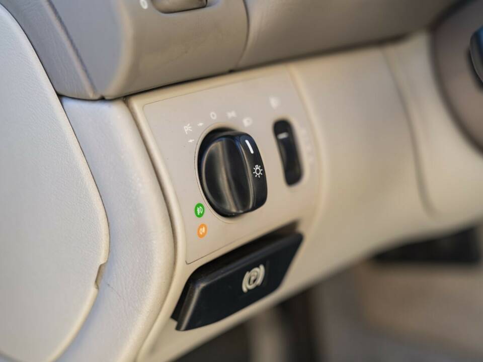 Image 36/50 of Mercedes-Benz CLK 200 (1997)