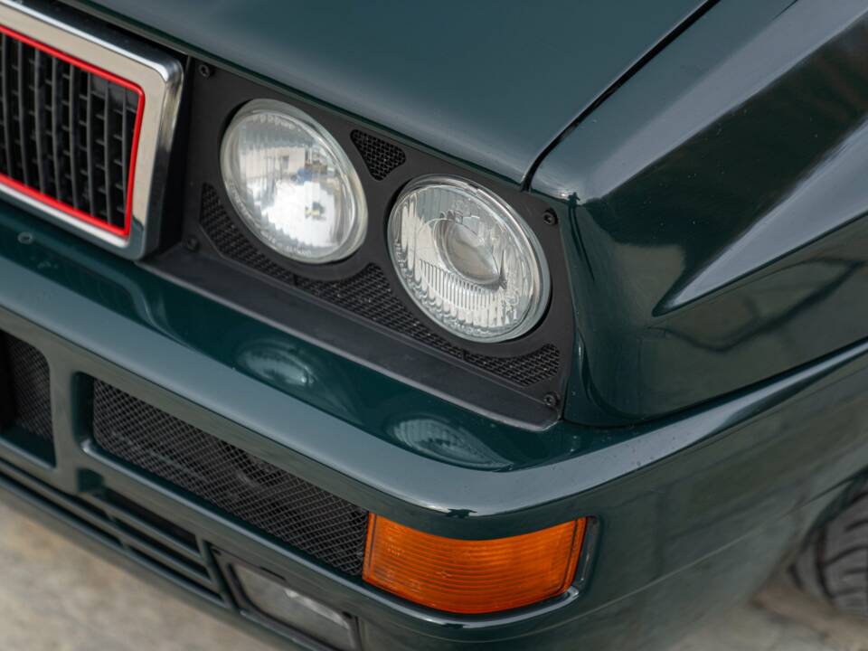 Image 17/50 de Lancia Delta HF Integrale 16V (1992)