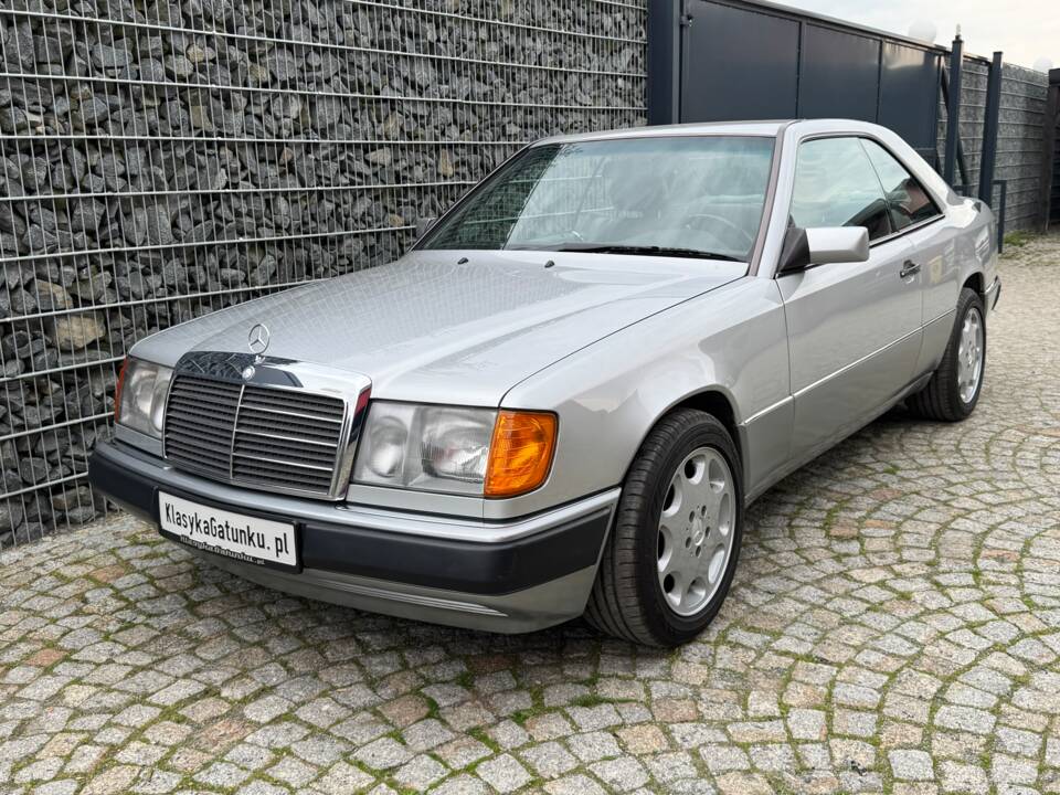 Imagen 3/100 de Mercedes-Benz 300 CE (1992)