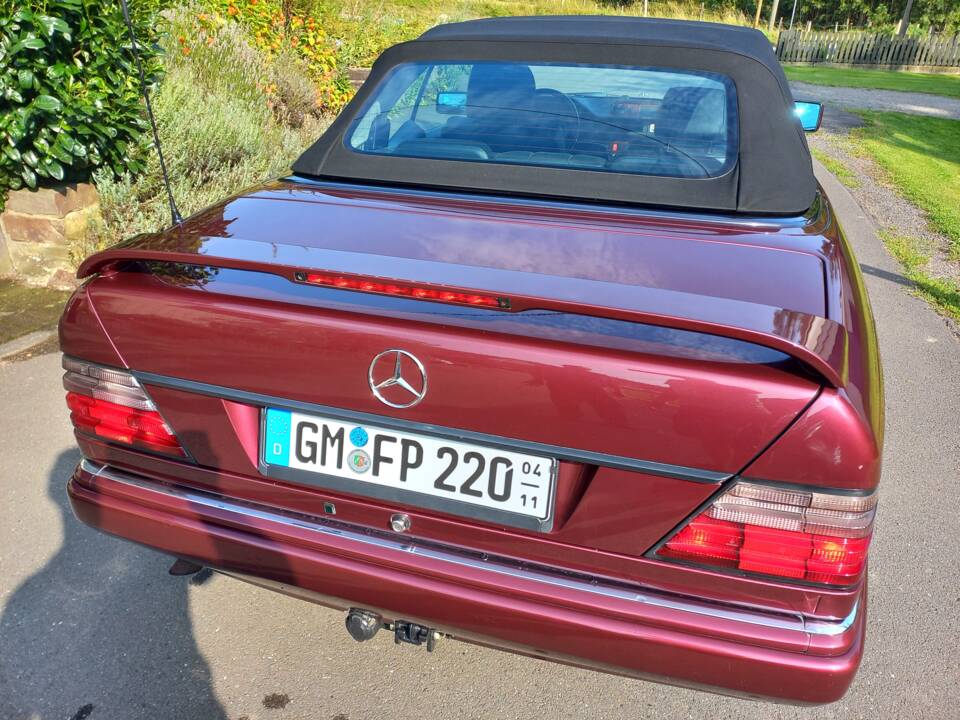 Immagine 4/10 di Mercedes-Benz E 220 &quot;Final Edition&quot; (1997)