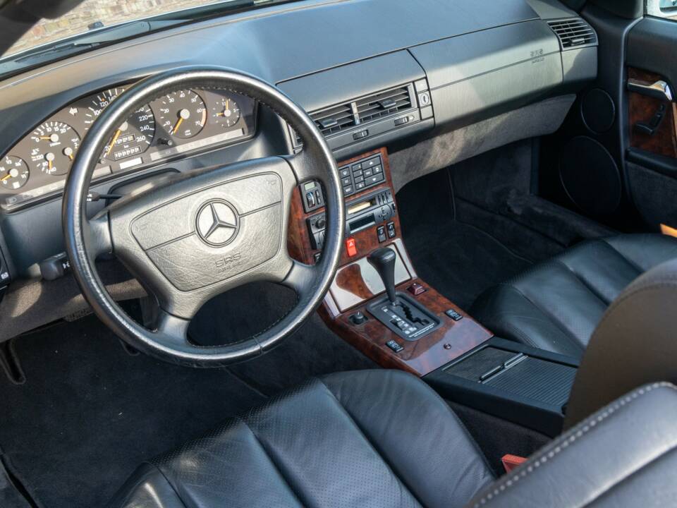 Image 25/50 of Mercedes-Benz 500 SL (1991)