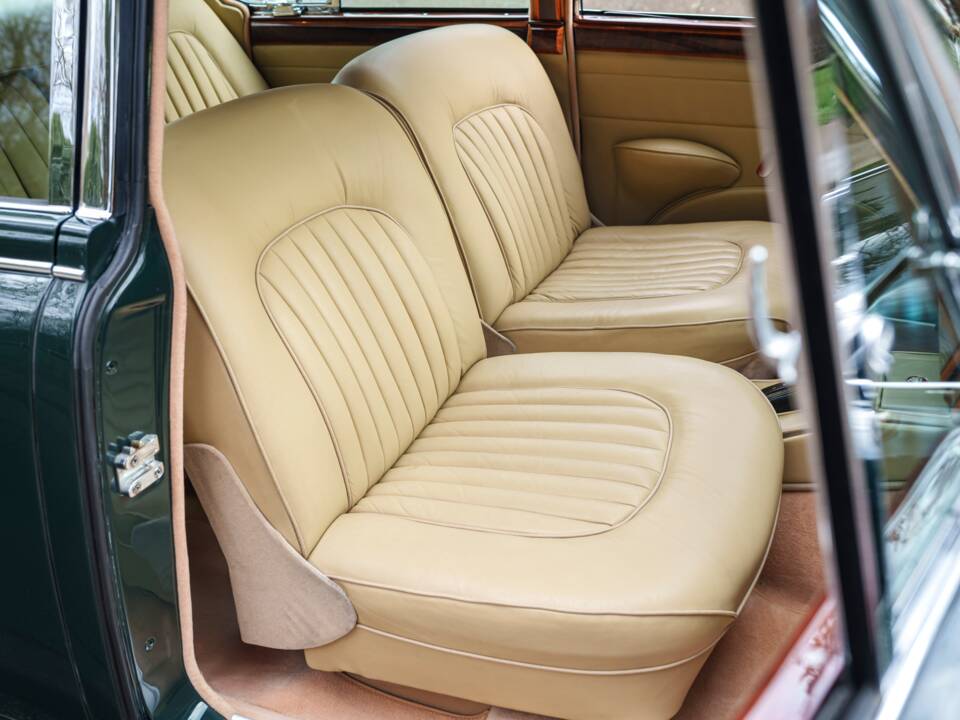 Image 22/31 of Jaguar 340 (1968)