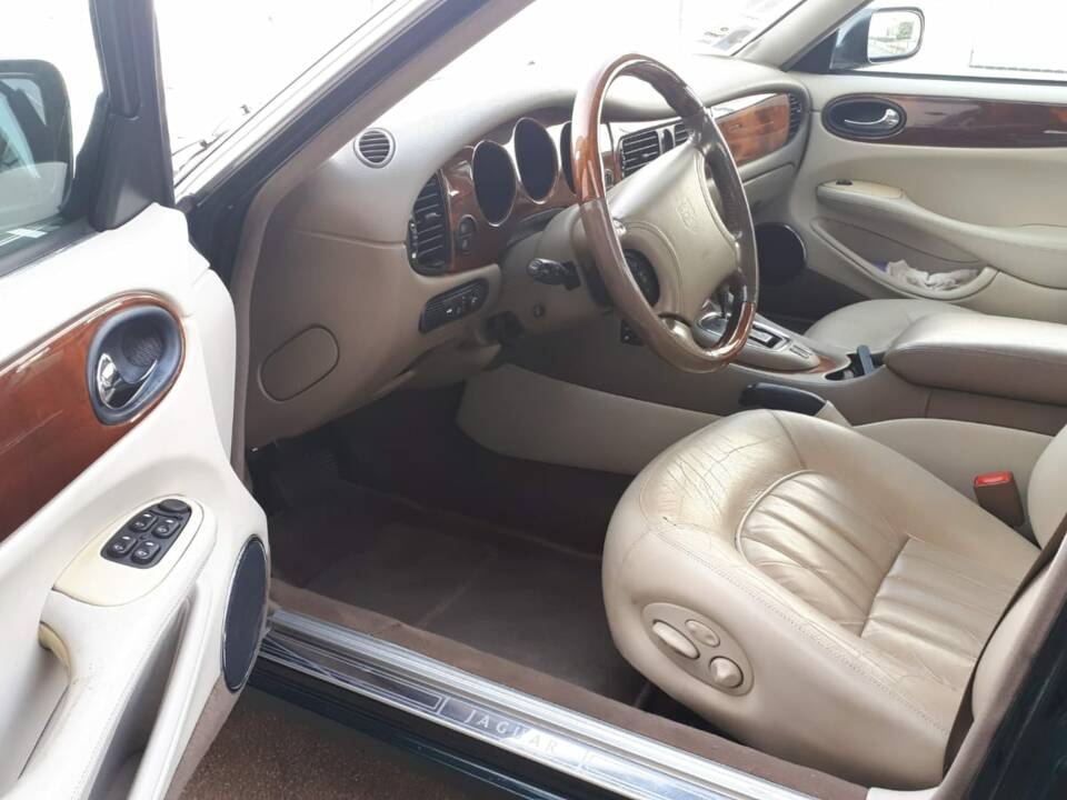 Image 10/11 of Jaguar XJ 8 4.0 Executive (1998)