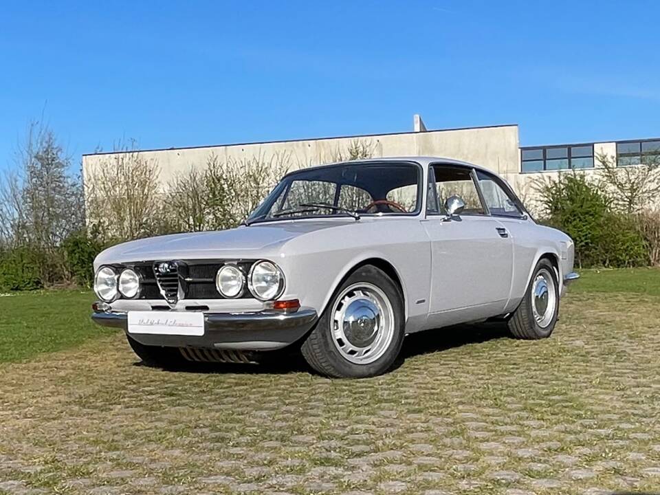 Image 12/47 de Alfa Romeo 1750 GT Veloce (1968)