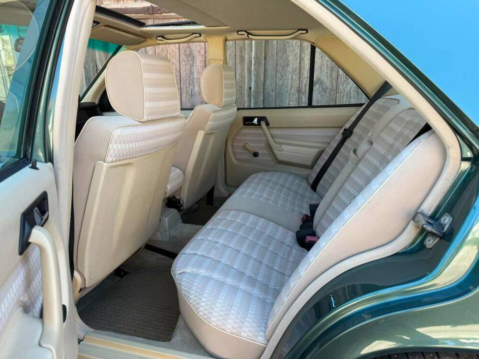 Bild 8/21 von Mercedes-Benz 190 E 2.3 (1991)