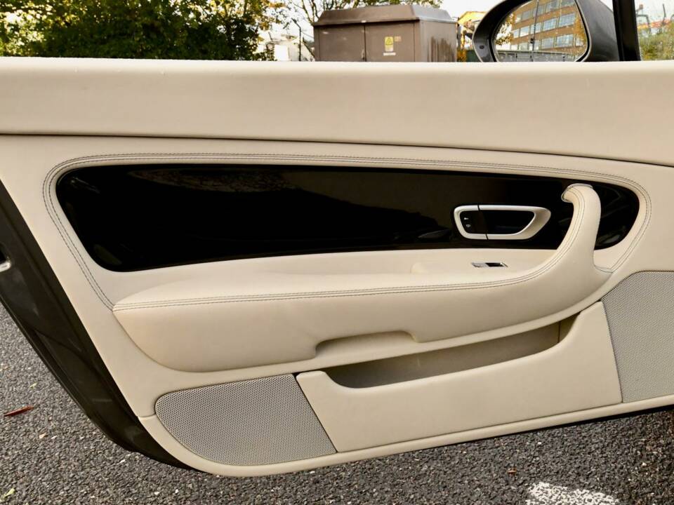 Image 30/50 of Bentley Continental GTC (2011)