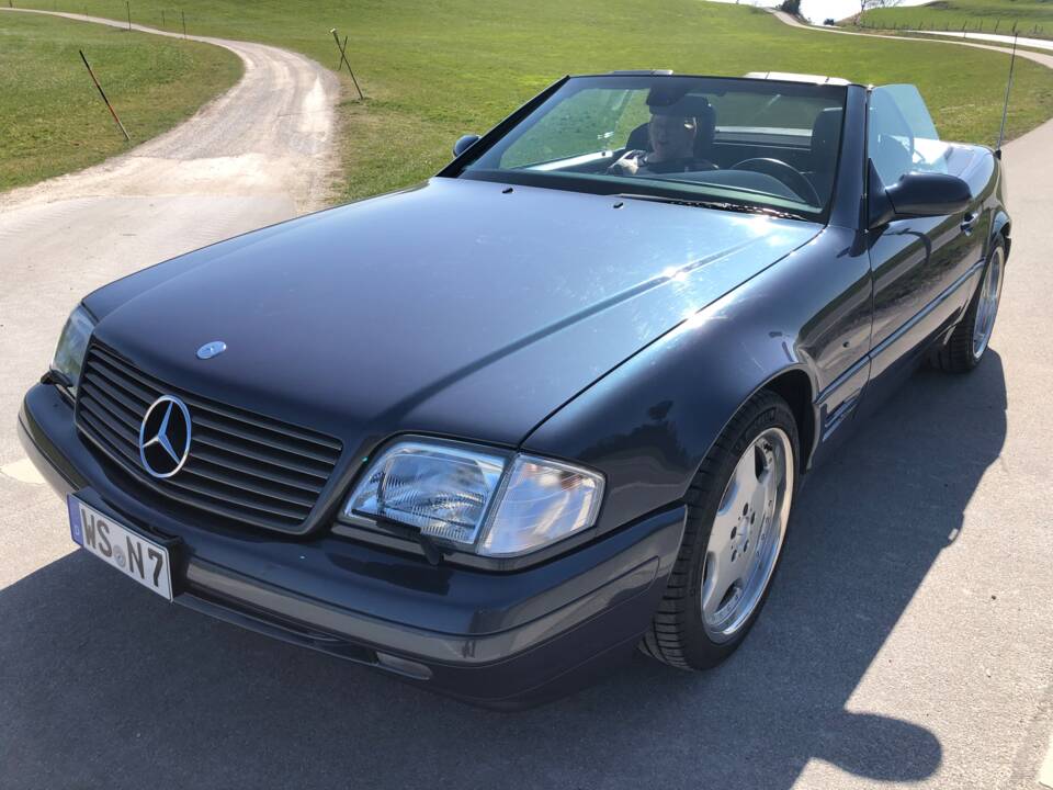 Immagine 15/24 di Mercedes-Benz SL 500 (2000)