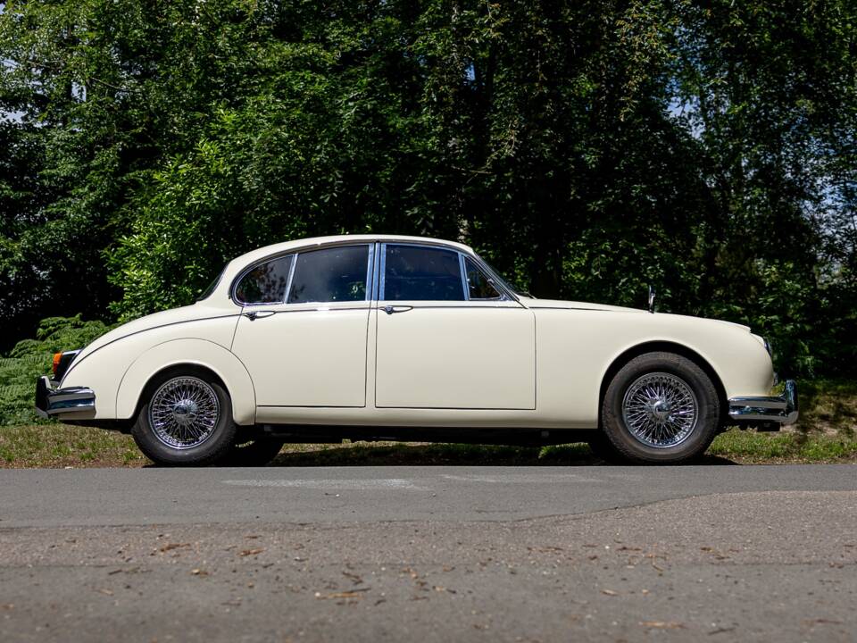 Image 2/50 de Jaguar Mk II 2.4 (1967)
