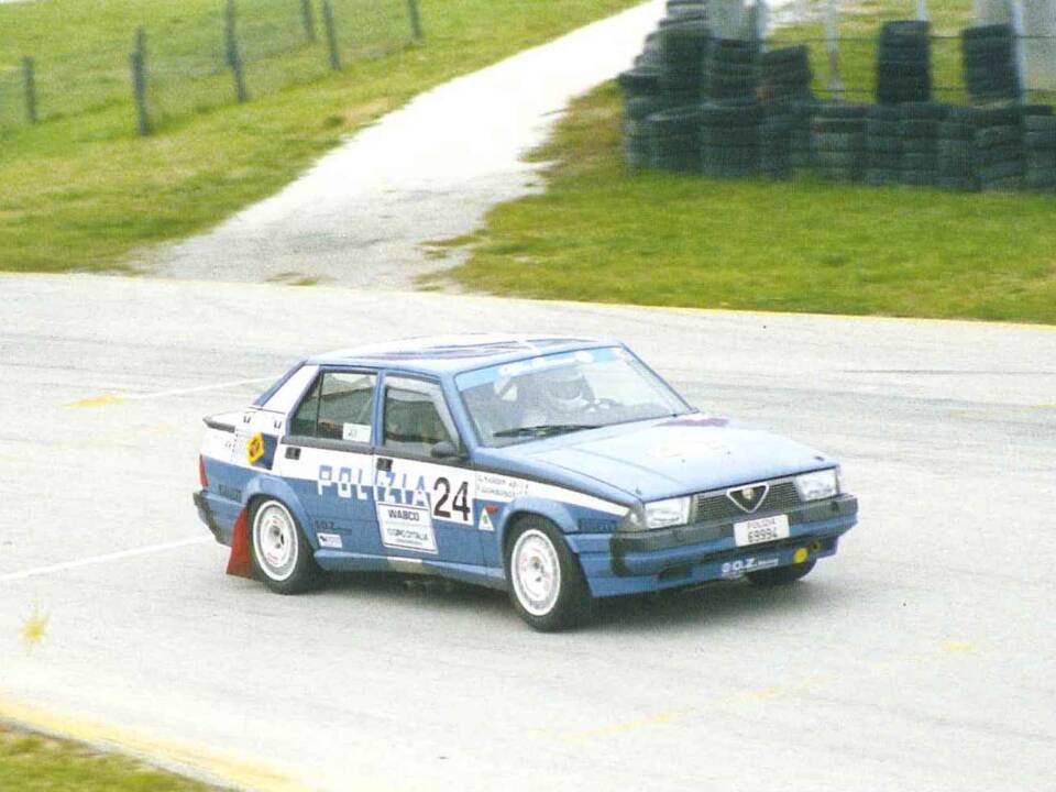 Image 42/44 of Alfa Romeo 75 3.0 V6 QV (1989)