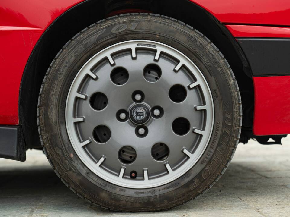 Image 21/50 of Lancia Delta HF Integrale 16V (1989)