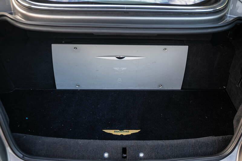 Image 24/39 of Aston Martin V12 Vanquish (2003)