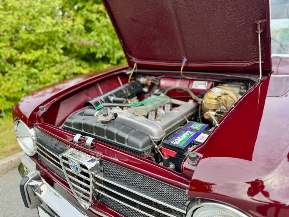 Image 22/24 of Alfa Romeo Giulia 1300 Super (1972)
