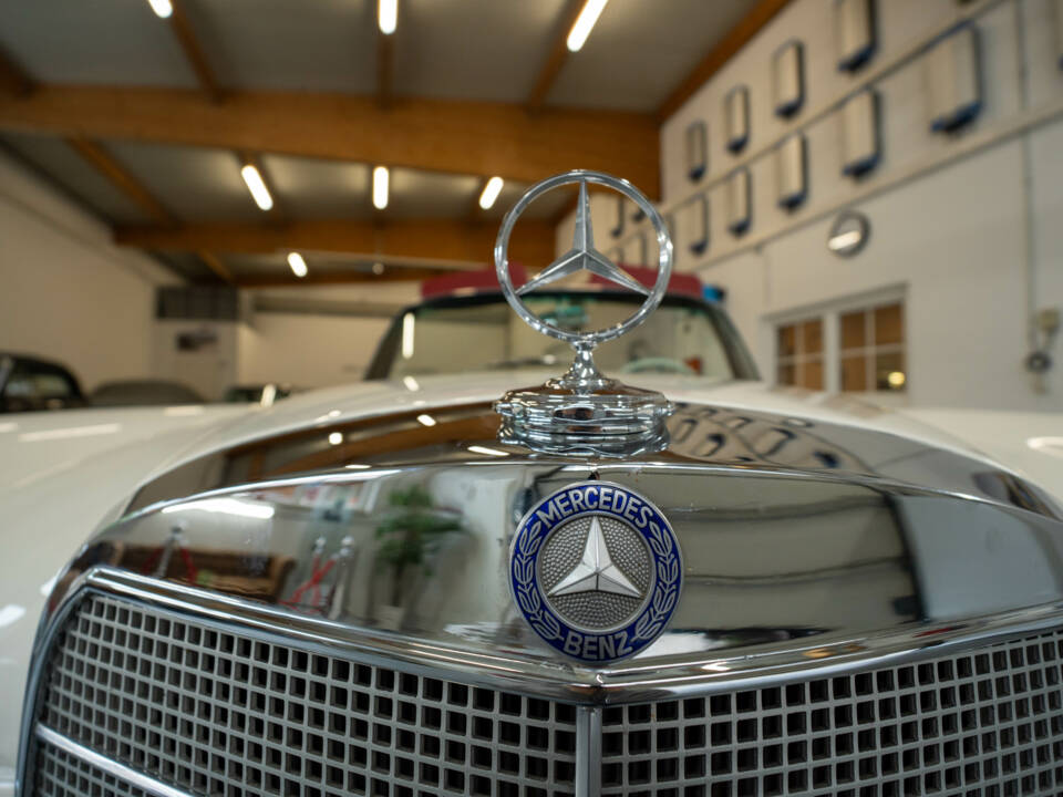 Image 30/37 of Mercedes-Benz 250 SE (1966)