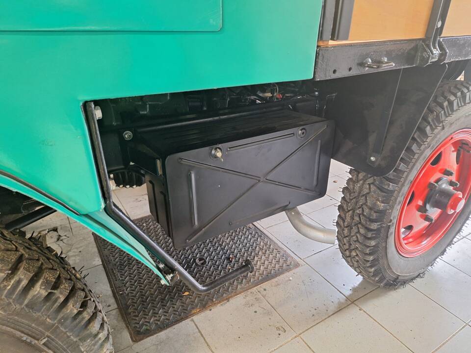 Bild 10/17 von Mercedes-Benz Unimog 2010 (1950)