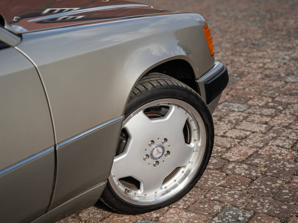 Immagine 2/73 di Mercedes-Benz 300 CE (1991)