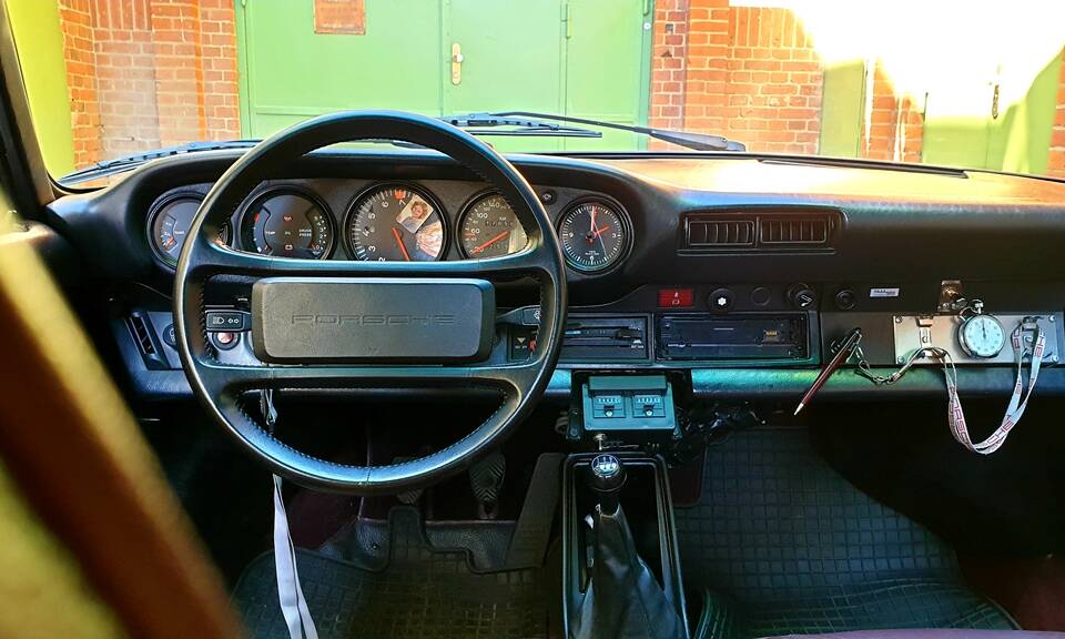 Image 35/64 de Porsche 911 SC 3.0 (1978)