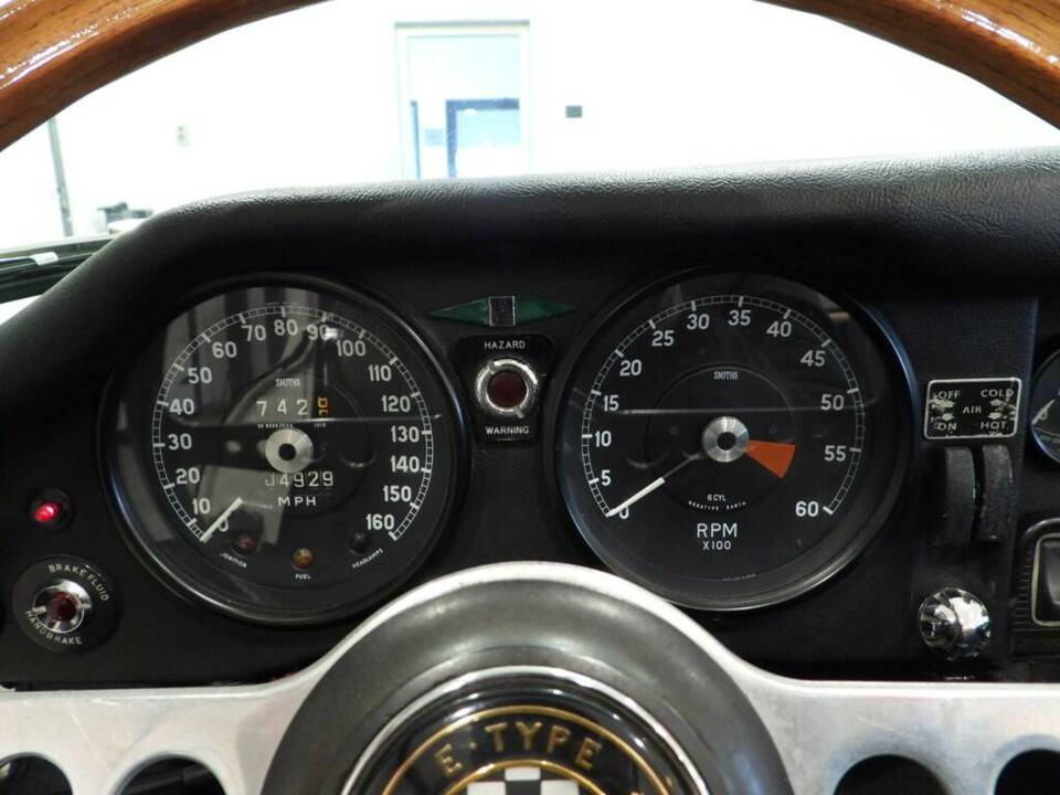 Image 7/15 de Jaguar E-Type (1968)
