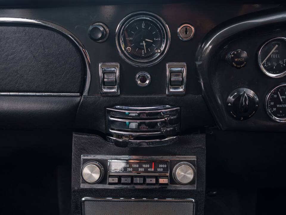 Bild 21/27 von Aston Martin DB 6 Mk II (1971)