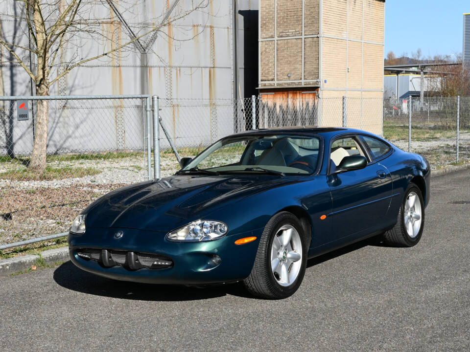 Image 14/23 of Jaguar XK8 4.0 (1998)