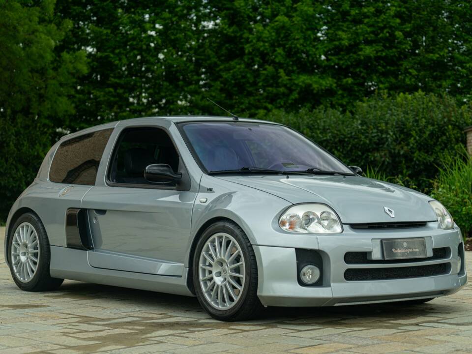 Immagine 2/50 di Renault Clio II V6 (2002)