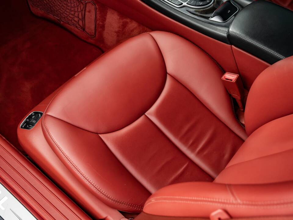 Image 22/47 of Mercedes-Benz SL 600 (2004)
