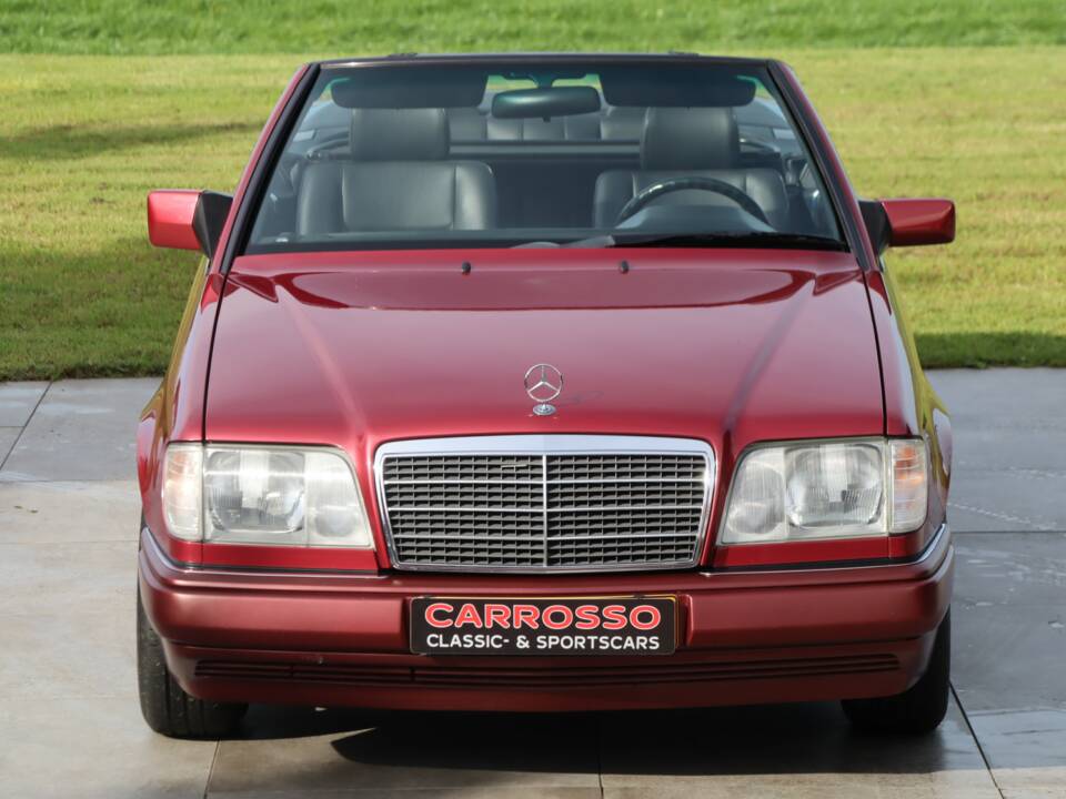 Image 11/50 of Mercedes-Benz E 220 (1994)