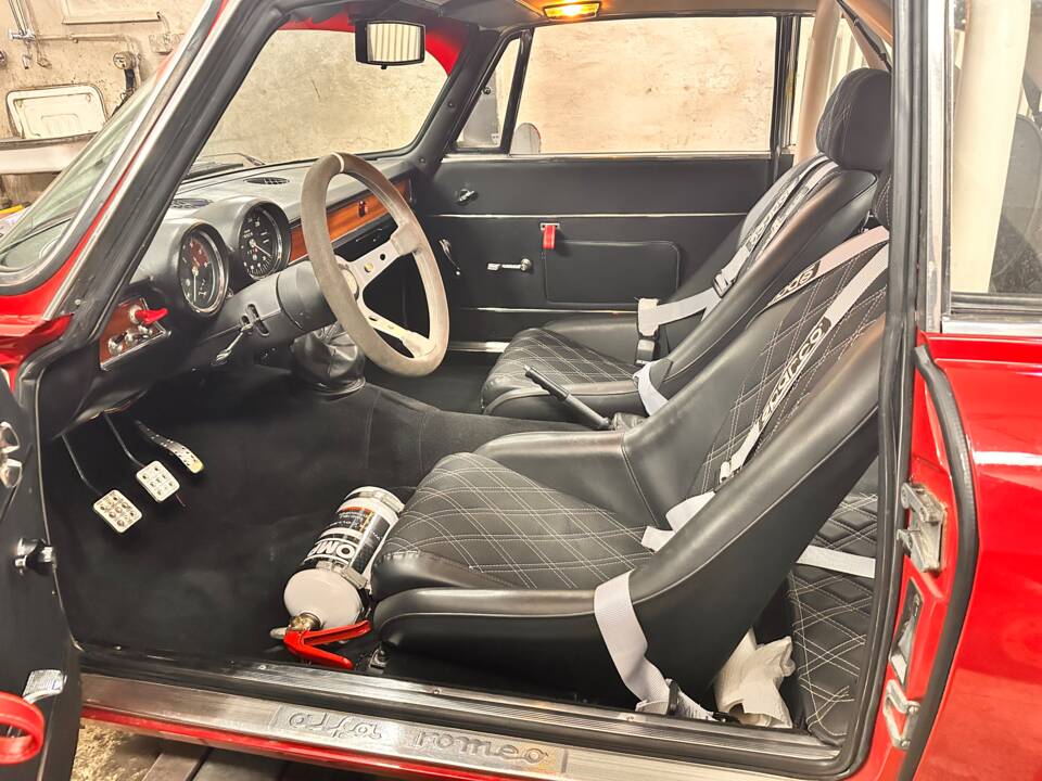 Image 14/29 of Alfa Romeo Giulia 1600 GT Junior (1972)