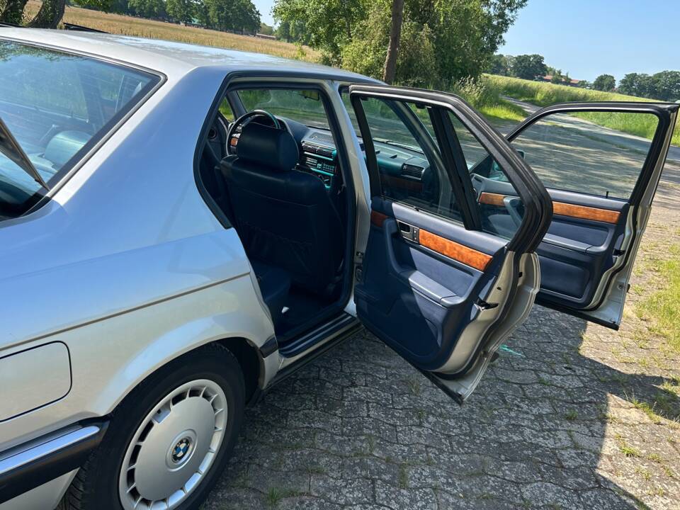 Image 13/33 de BMW 735i (1990)