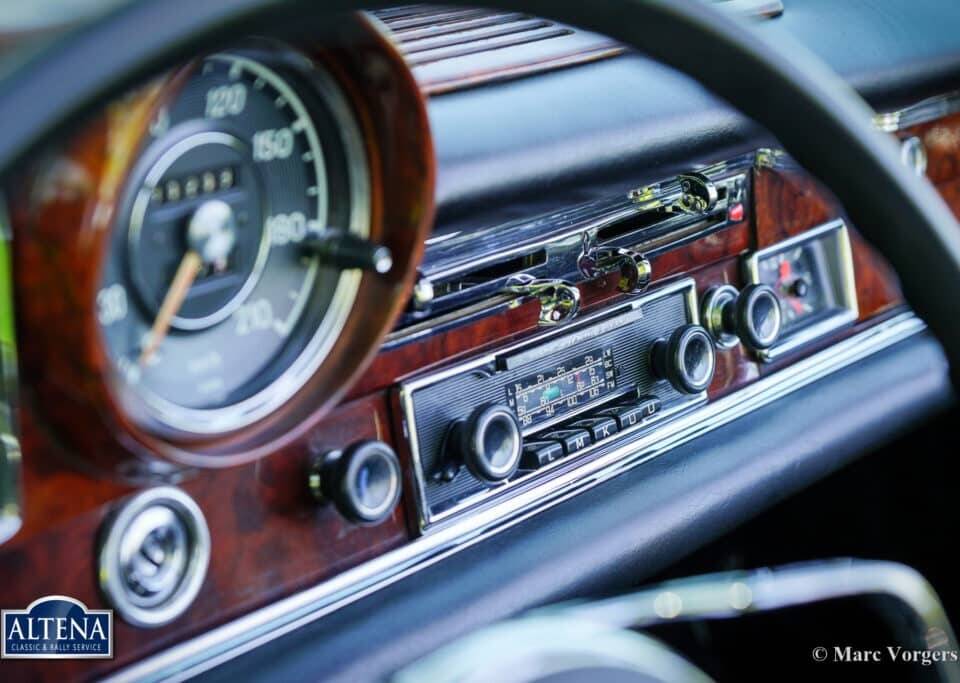 Image 37/52 de Mercedes-Benz 220 SE b (1963)