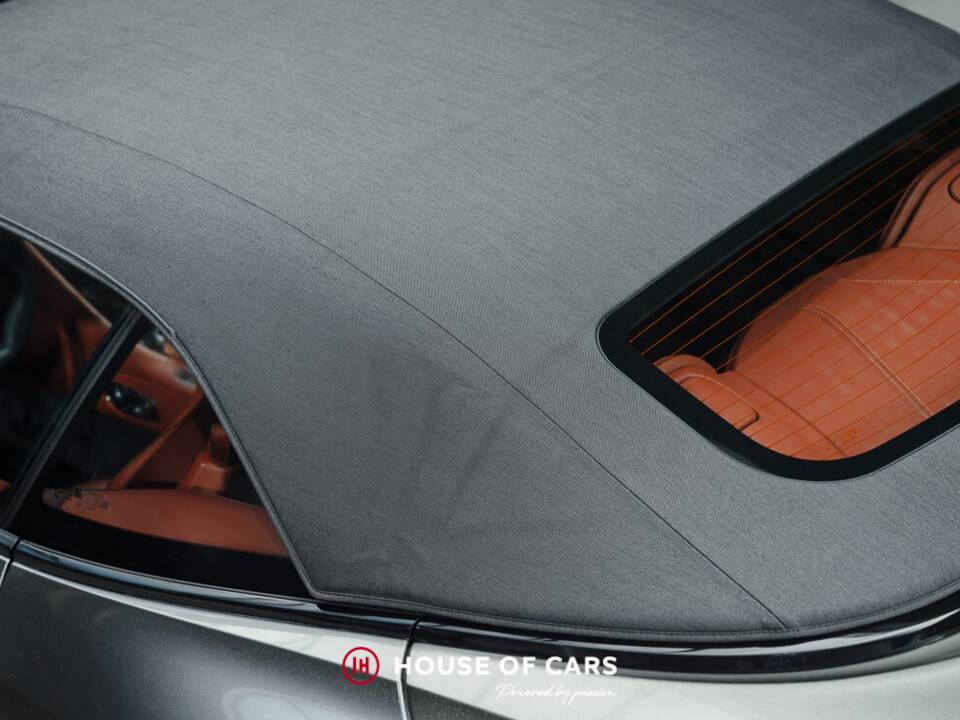 Image 13/25 of Aston Martin DBS Superleggera Volante (2020)