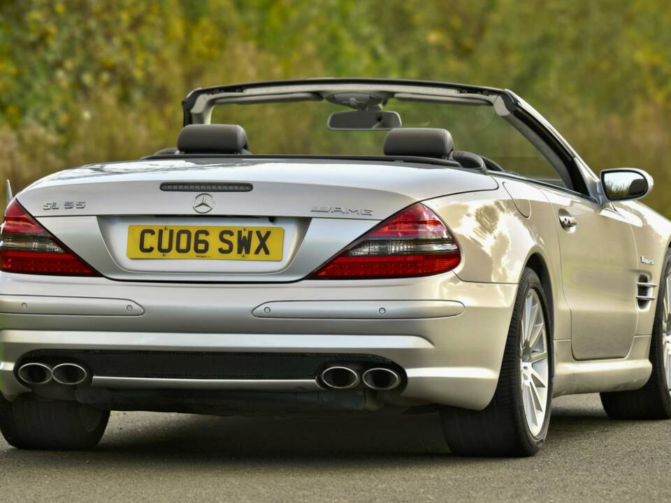 Image 14/50 of Mercedes-Benz SL 55 AMG (2006)