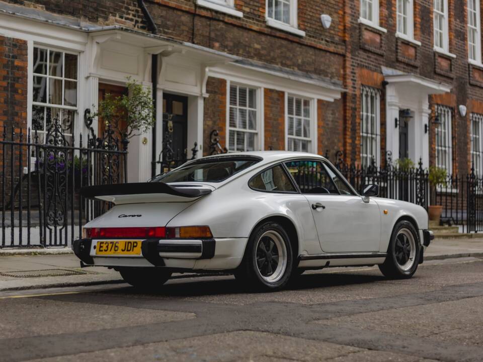 Image 3/33 of Porsche 911 Carrera 3.2 (1988)
