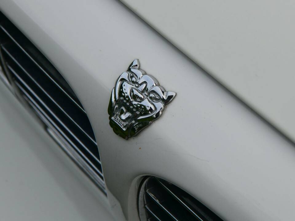 Image 21/50 of Jaguar XJ 8 4.2 (2008)