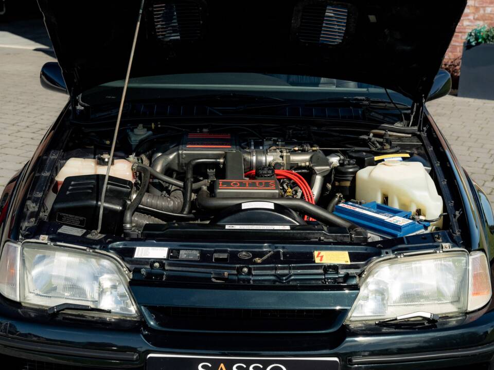 Image 40/75 of Lotus Carlton (1991)