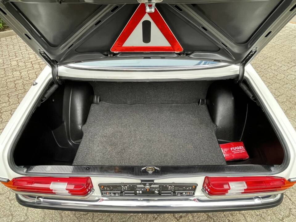 Image 12/24 de Mercedes-Benz 230 CE (1985)