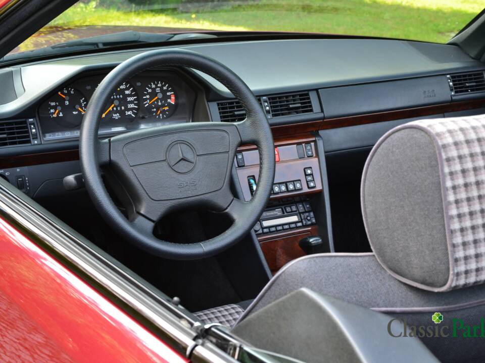 Bild 28/50 von Mercedes-Benz E 200 (1994)