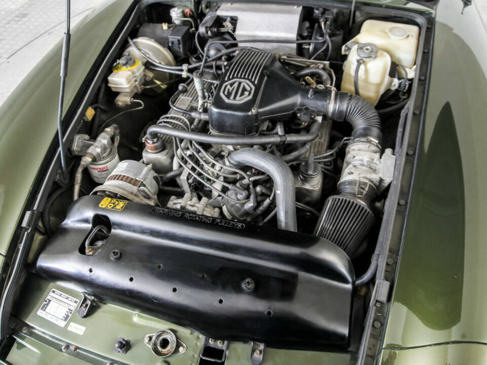 Image 38/50 of MG RV8 (1991)