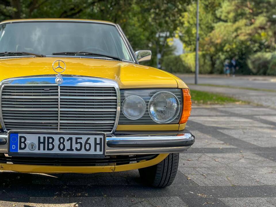 Image 28/139 of Mercedes-Benz 240 D (1978)