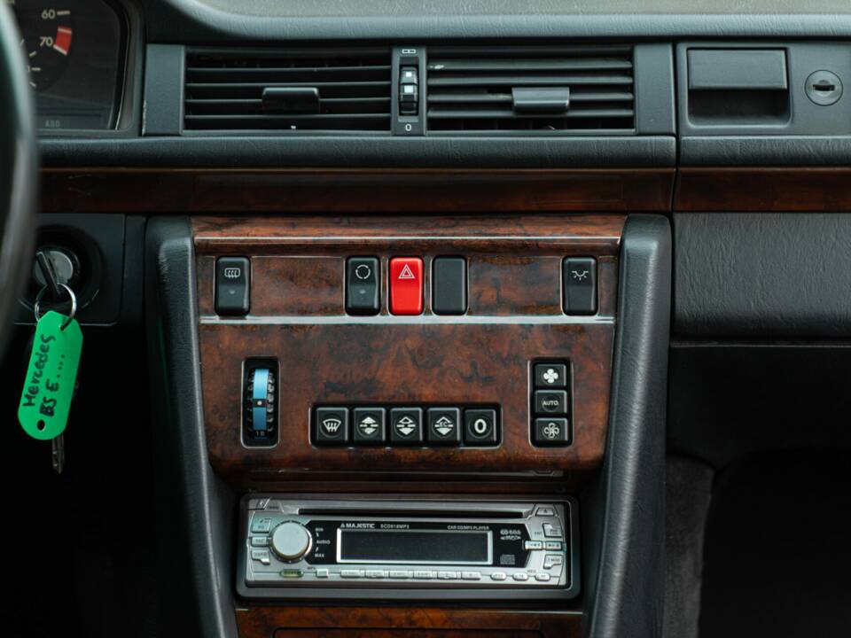 Obraz 30/49 pojazdu Mercedes-Benz 320 E (1993)