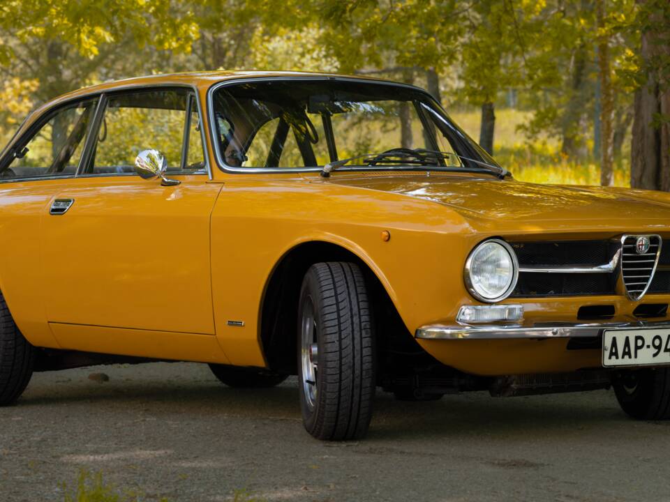 Image 2/5 de Alfa Romeo Giulia 1600 GT Junior (1972)