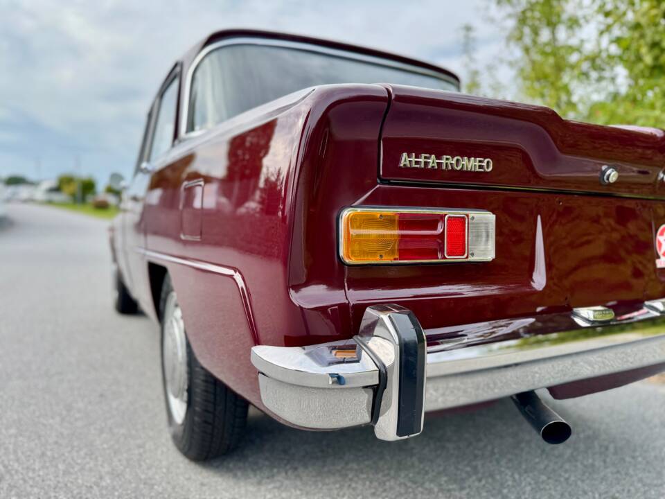 Image 11/24 of Alfa Romeo Giulia 1300 Super (1972)