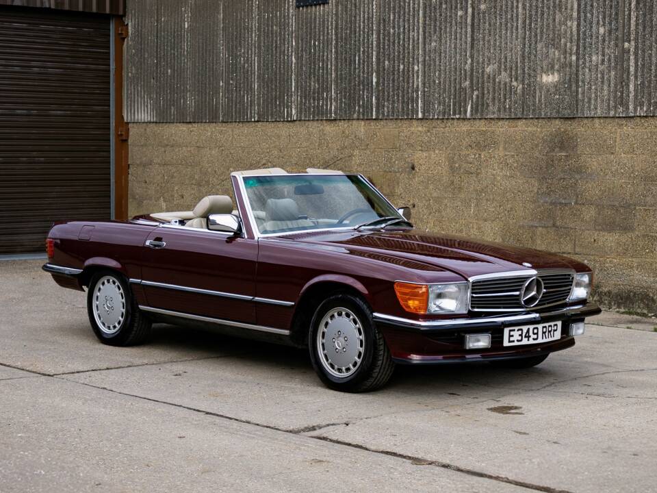 Immagine 1/21 di Mercedes-Benz 560 SL (1988)
