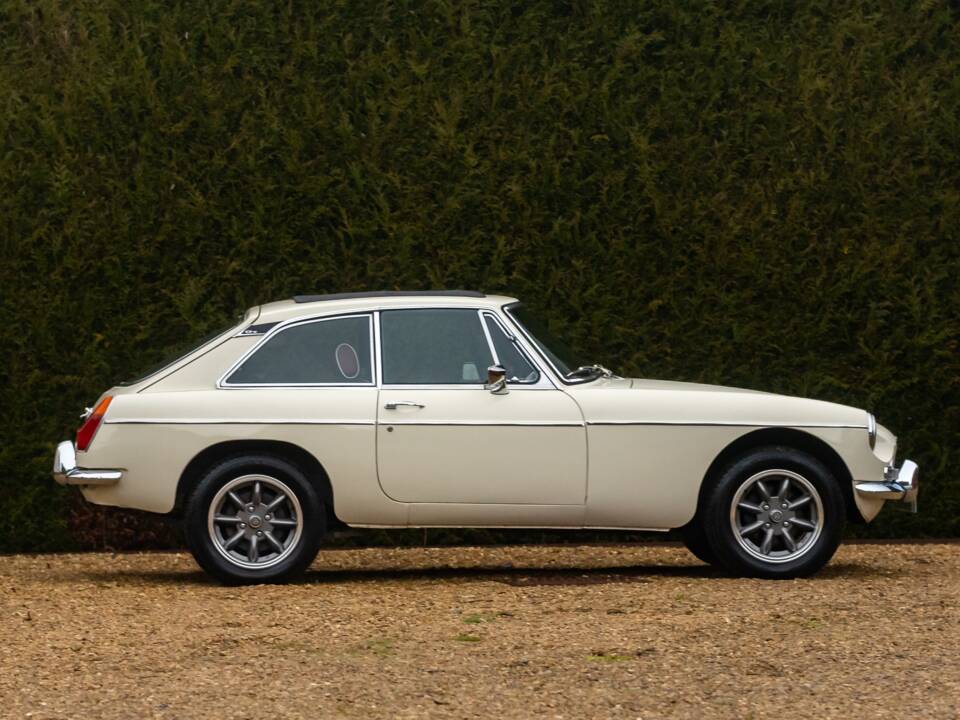 Image 2/24 of MG MGB GT (1980)