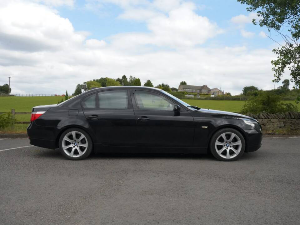 Bild 8/48 von BMW 550i (2006)