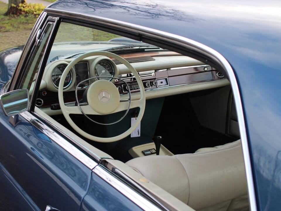 Image 12/27 de Mercedes-Benz 280 SE 3,5 (1971)